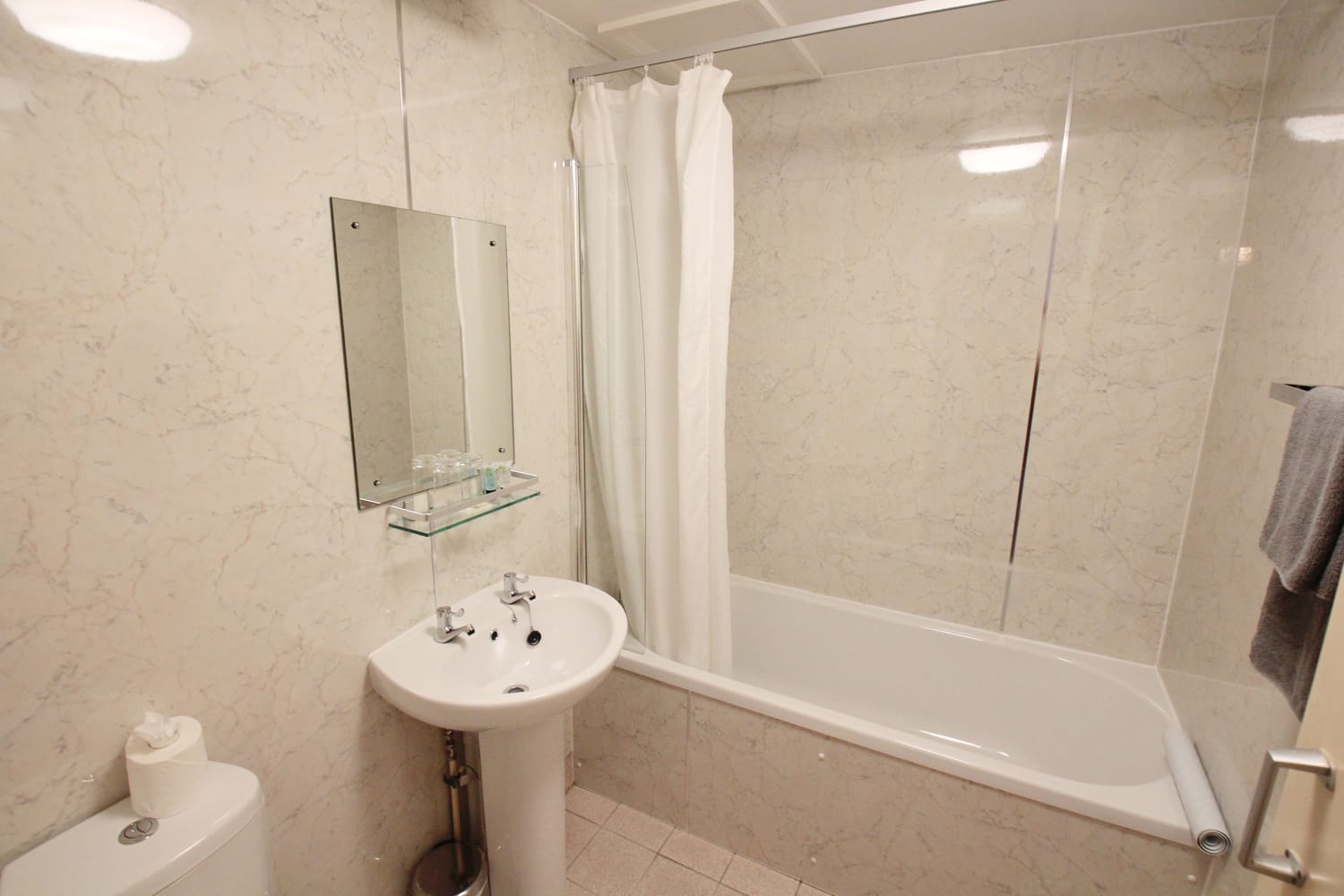 Alexandra Hotel, 12 Bridge Square, Ballater, Aberdeenshire, AB35 5QJ